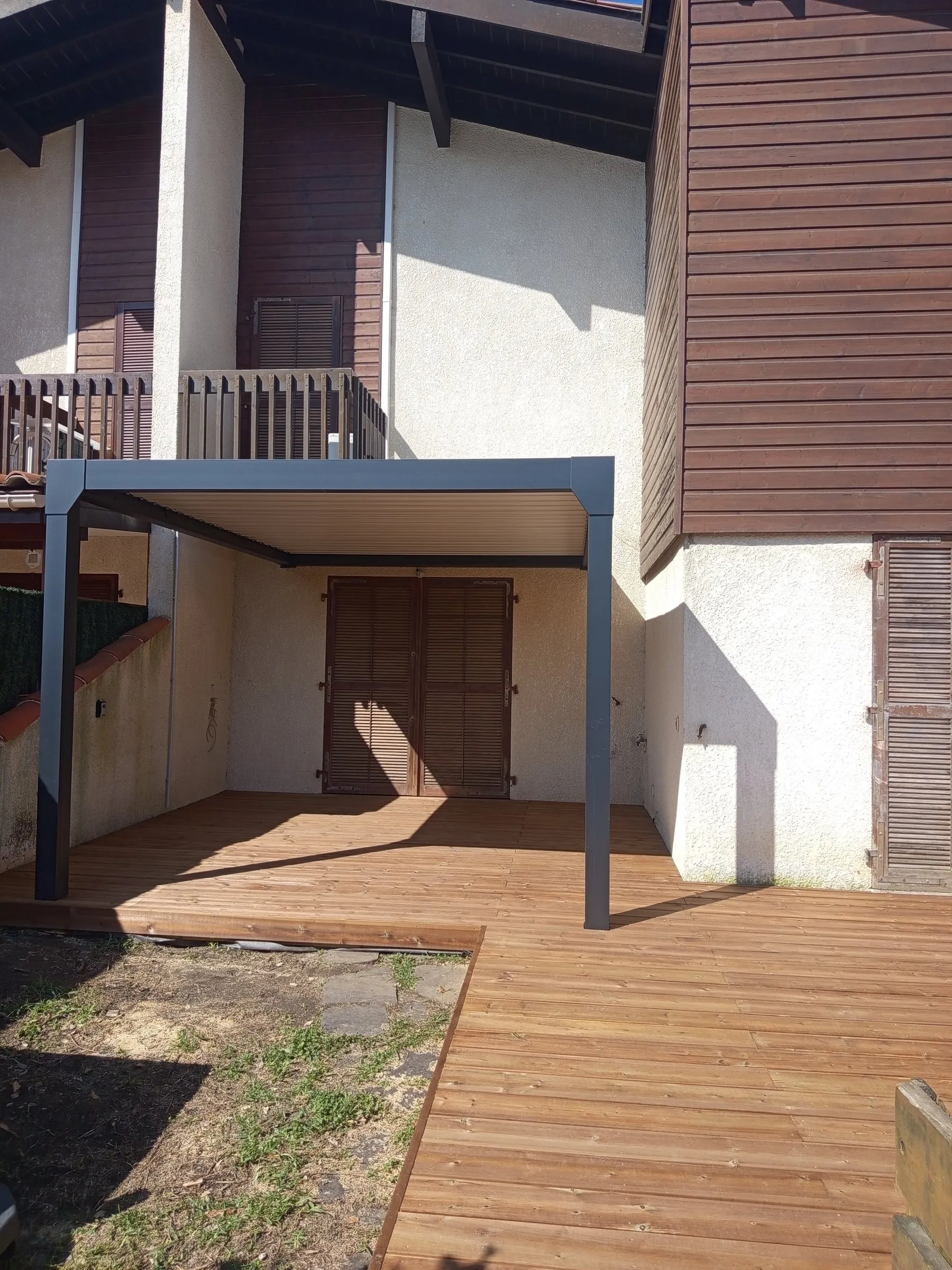 Pergola en aluminium posée par SR Aménagement