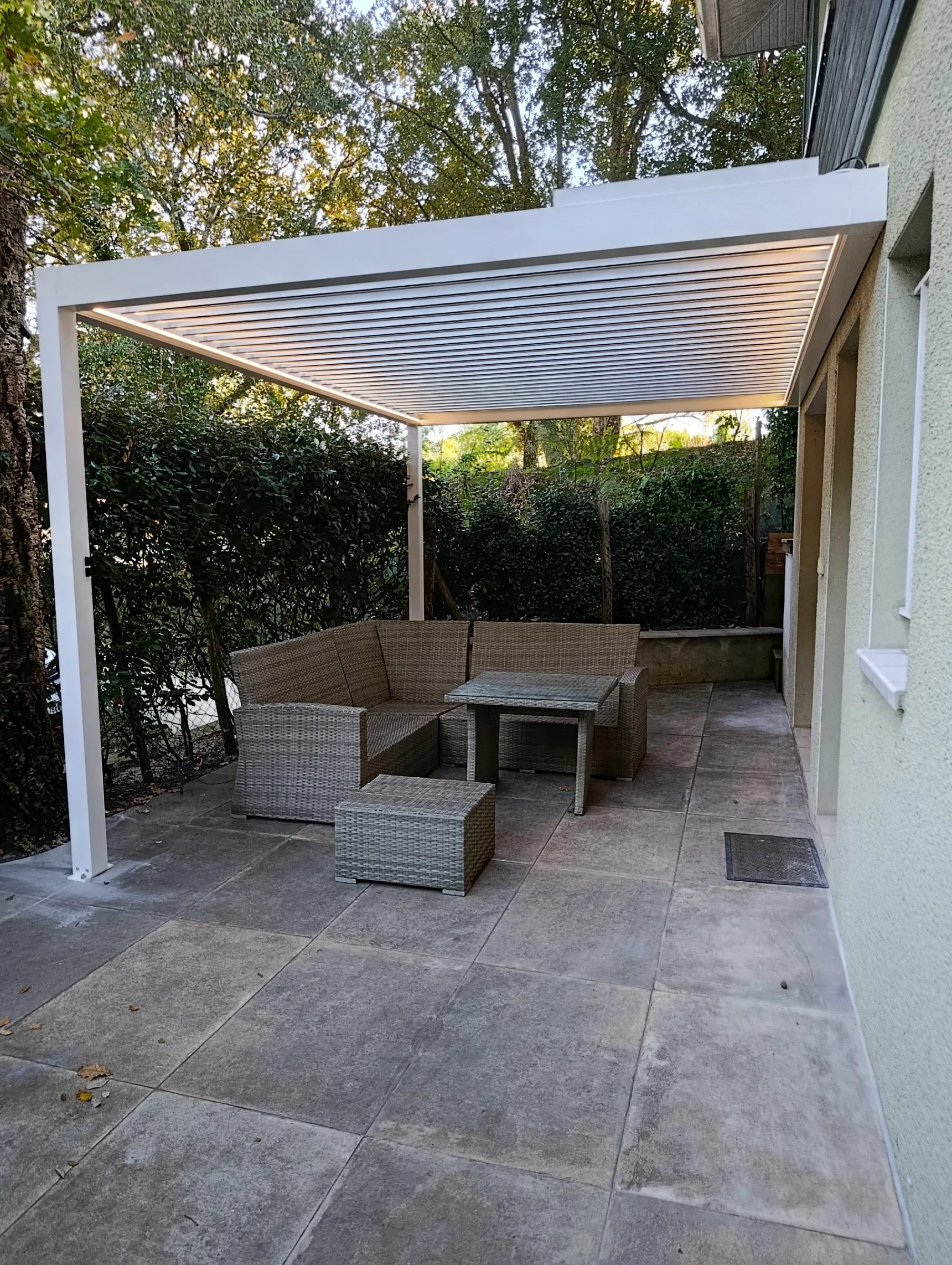 Pergola en aluminium posée par SR Aménagement