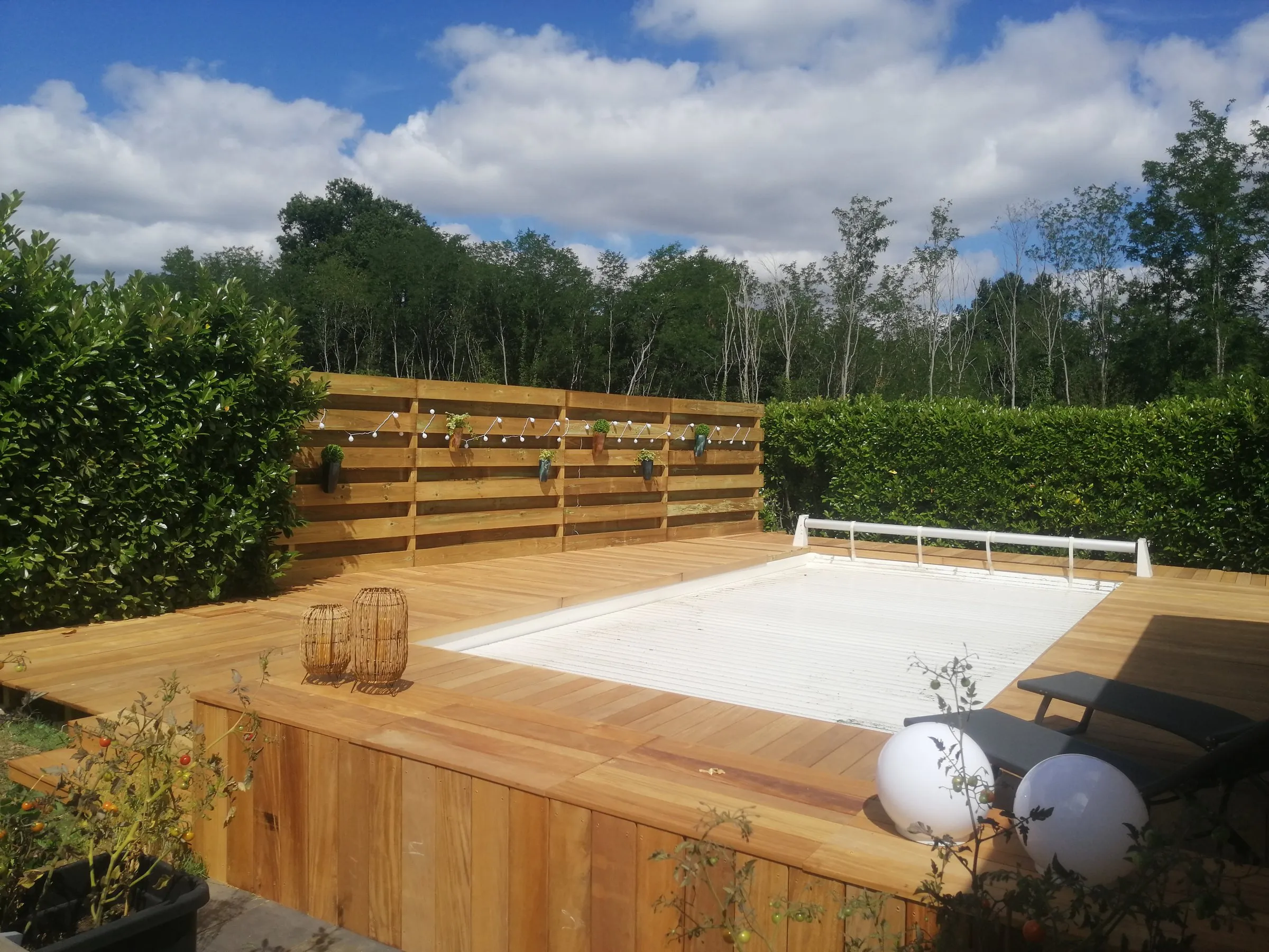 Terrasse en bois exotique et brise-vue en pin vert à Castres-Gironde (33)
